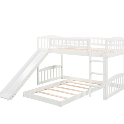 Lit simple au-dessus d'un lit superposé blanc avec glissade intégrée et installation latérale, construction en bois de pin massif, idéale pour les petites chambres à coucher, lignes grises, ensemble de lattes blanches, cadre réversible équipé