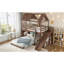 Lit superposé simple au-dessus d'une chambre double avec échelles et glissoires, lit superposé au sol avec étagères de rangement et garde-robe, conception de maisonnette-223508771