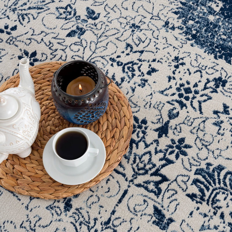 Tapis à motif de médaillon floral bleu marine / crème 4 pi x 6 pi (3 pi 9 po x 5 pi 6 po) Branch Branch Naveen, tapis contemporain, à poils courts et résistant aux taches - salon, chambre à coucher, salle à manger et cuisine