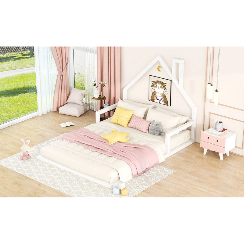 Lit double en bois pleine grandeur avec tête de lit intriguante en forme de maison dans un sol blanc éclatant, Lit double