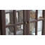 Vitrine Curio, vitrine antique avec portes en verre, tablettes réglables pour les objets de collection.-329400079