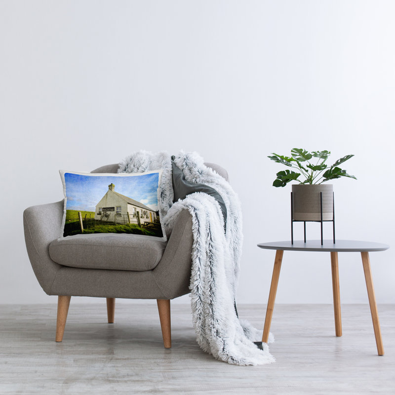 Coussin décoratif Wee Cottage Countryside par Graffitee Studios