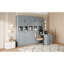 Mur gris avec lit simple avec garde-robe, tiroirs et bureau