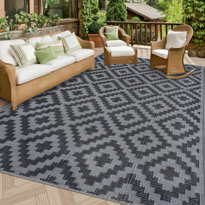 Tapis d'extérieur à motif géométrique noir et gris pour patio, porche ou balcon