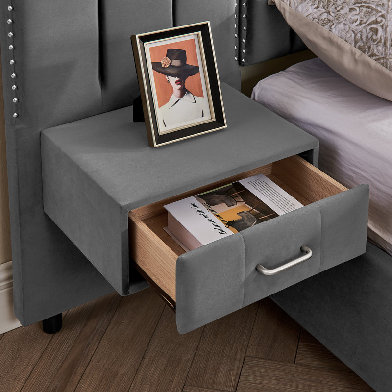 Très grand lit moderne confortable avec velours rembourré et table de chevet réglable