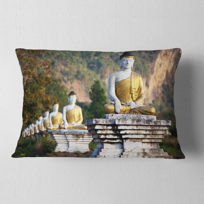 Magnifique rangée de statues de Bouddha - coussin à imprimé paysage