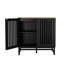 Armoire noire moderne avec porte grillagée et structure en métal, rangement spacieux pour la maison, pied de porte rayé à lattes multifonctionnel, espace spacieux