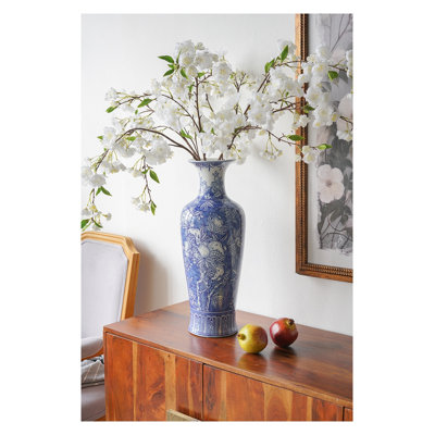 Vase de plancher en porcelaine bleue et blanche avec motif floral et grenade, H 20,3 po