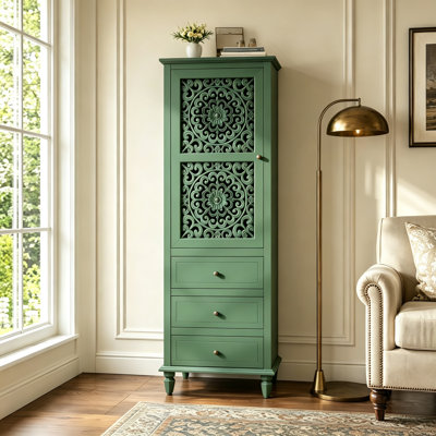Meuble de rangement décoratif vintage de style ferme, 160 cm de hauteur, avec porte sculptée de motifs floraux et 3 tiroirs. Vitrine rétro autoportante avec tablette et pieds en bois massif, idéale pour le salon, l'entrée ou la salle à manger. Couleur verte.
