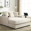 Chaise longue de 140 cm en chenille crème avec station de charge et porte-gobelets intégrés aux accoudoirs pour un confort optimal à l'intérieur. Housse amovible et lavable surdimensionnée pour se détendre à la maison.