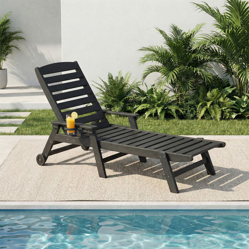 Chaise longue d'extérieur Obsidian en PEHD, chaise de patio réglable en 5 positions avec roulettes et porte-gobelet