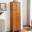 Armoire en chêne de 72,4 po de hauteur avec 8 portes et 4 tablettes. Pour différents endroits. Extérieur lisse, construction robuste, divers emplacements. Finition, construction
