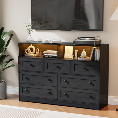 Commode 7 tiroirs pour chambre à coucher avec lumières DEL, commode en bois avec 2 compartiments ouverts et station de charge, rangement autoportant pour placard, vestibule, chambre de bébé, noir