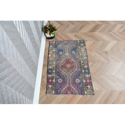 Petit tapis turc vintage en laine Oushak de couleur mauve pour la salle de bain ou le vestibule avec un design antique d'Anatolie
