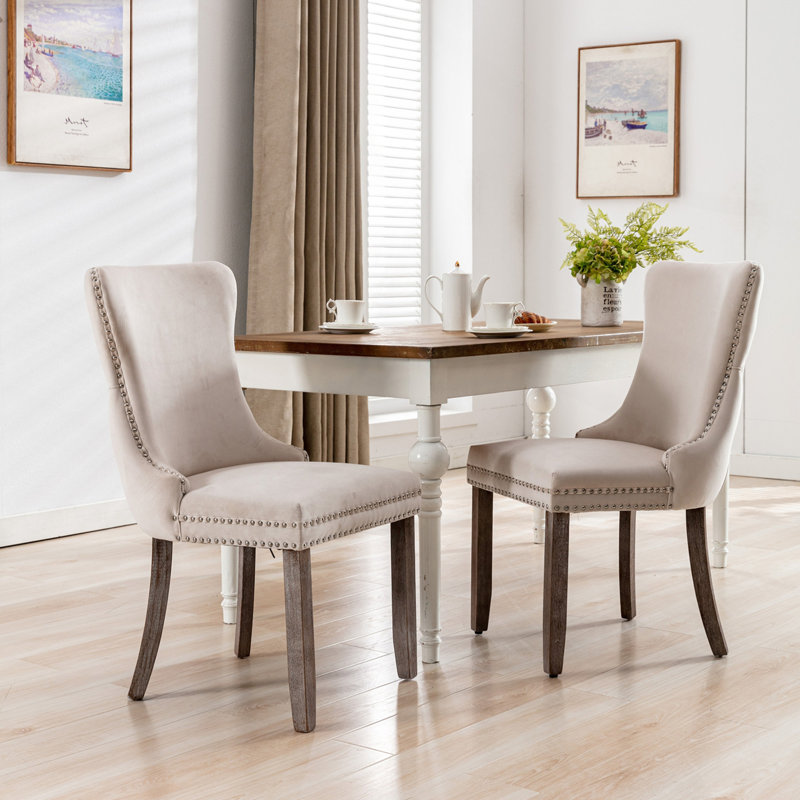 Chaise de salle à manger rembourrée à oreilles avec garniture cloutée et pieds en bois massif, beige, Beige
