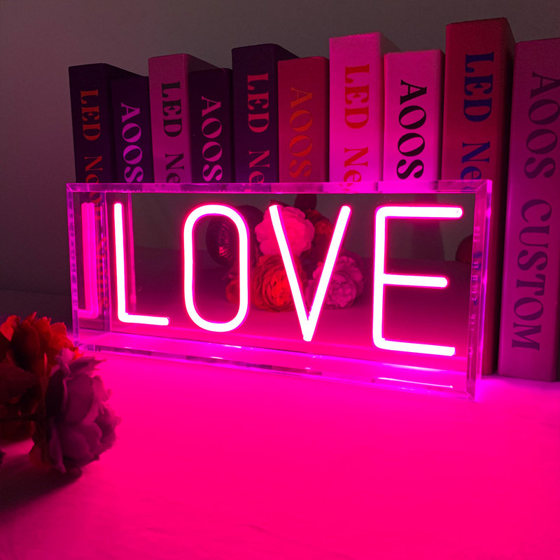 Boîte à enseignes lumineuses 14 po Love