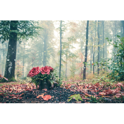 «Red Roses in a Forest» par Gaschwald - photographie sur toile tendue