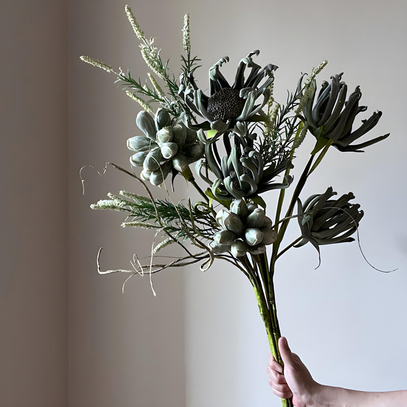Ornements de fleurs simulées
