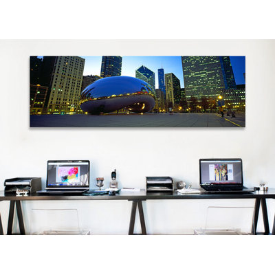 «Buildings in a City, Cloud Gate, Millennium Park, Chicago, IL», reproduction de photo sur toile
