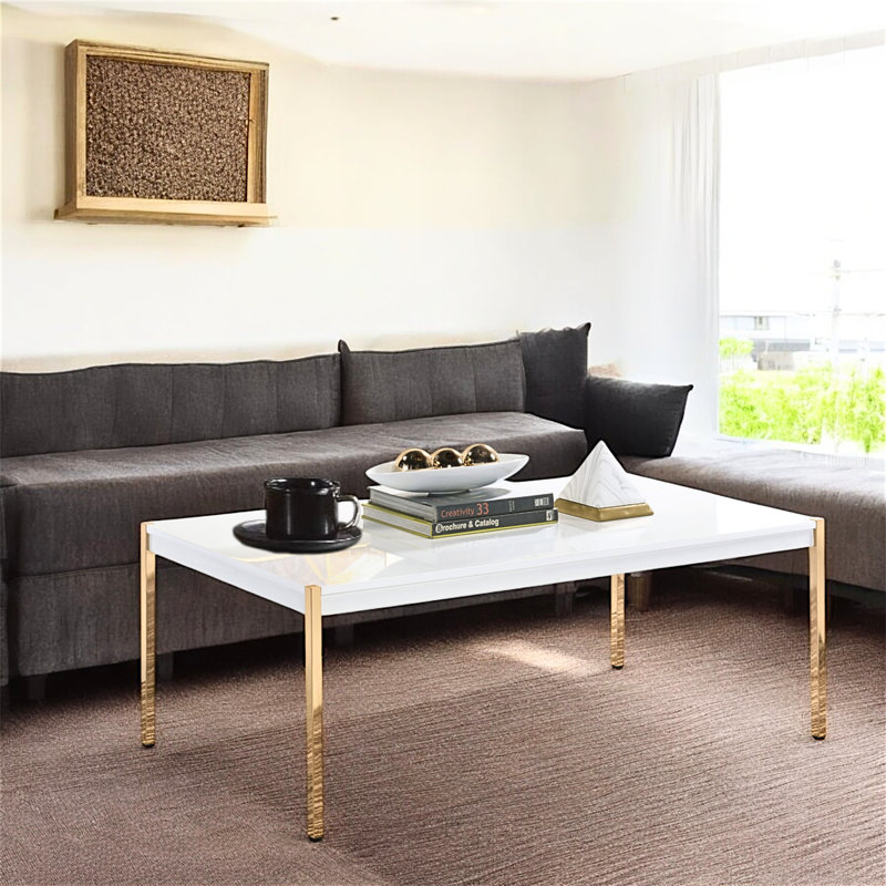 Table basse élégante et élégante - plateau en bois blanc avec pieds en métal doré, design minimaliste pour le salon