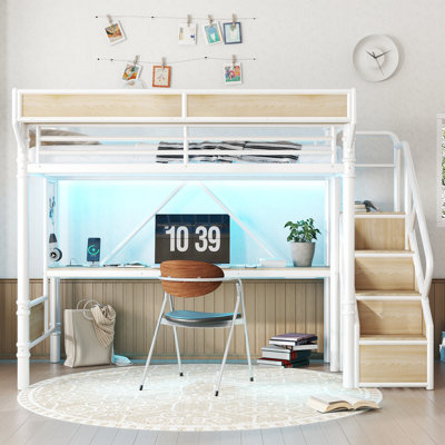 Lit mezzanine simple en métal avec bureau intégré et prise de courant, escalier de rangement avec armoire, paniers de rangement en panneau perforé et en filet, bande lumineuse à DEL, blanc