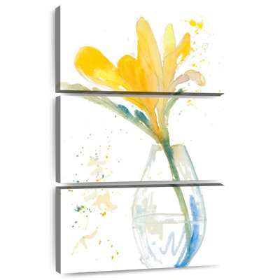 Fleurs jaunes Harnek dans un vase transparent
