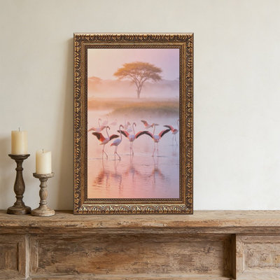 Cadre mural vintage orné Flamingo Misty Lake – Cadre décoratif doré pour œuvres d'art.