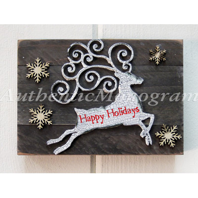 Renne décoré de joyeuses fêtes