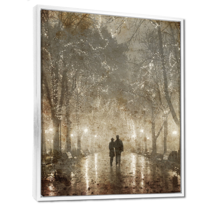 « Couple Walking in Night Lights » - Couple romantique marchant à Paris, impression d'art mural, H 32 po x l 16 po, Blanc