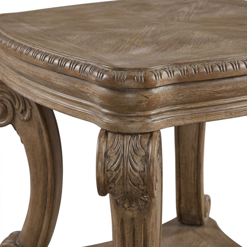 Melicent 26 po Table de bout carrée en chêne patiné avec tablette inférieure ouverte