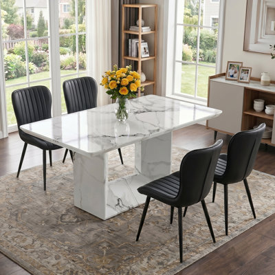 Ensemble de salle à manger 5 pièces Modern Glam avec table rectangulaire en faux marbre 63 po et 4 chaises en simili cuir