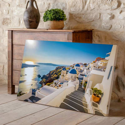 Toile, vue pittoresque de Santorini, Grèce, mettant en vedette des bâtiments emblématiques blanchis à la chaux avec des dômes bleus éclatants sous une toile transparente