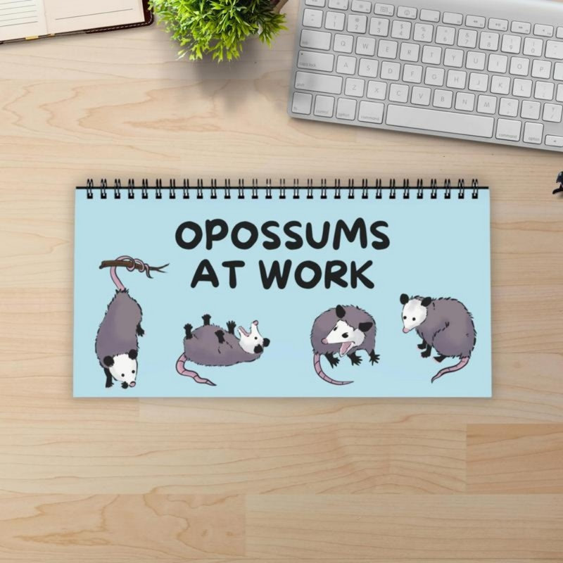 Affiche humoristique « Opossums au travail », 12 pages en spirale, format 25 x 12,5 cm, idéale pour afficher son humeur au bureau. Cadeau parfait pour les professionnels.
