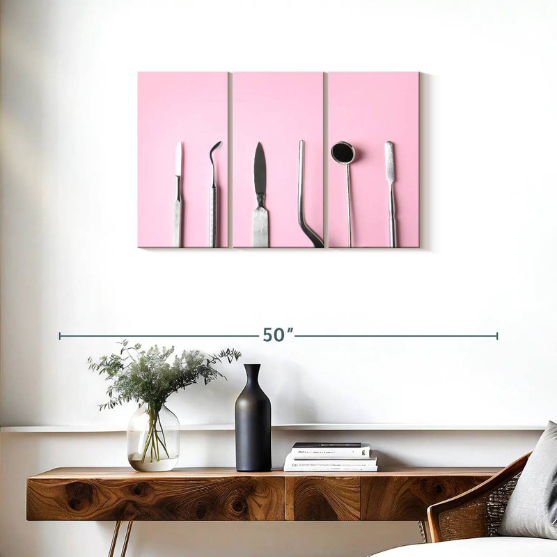 Outils dentaires sur fond rose, H 20 po x l 33 po