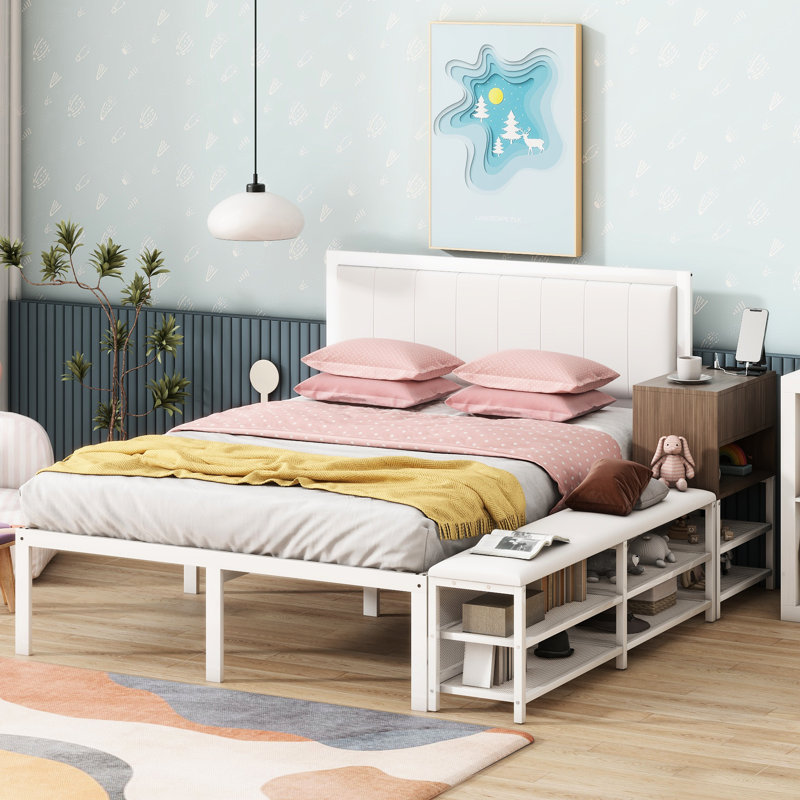 Lit plateforme en métal blanc avec tablettes, armoire en bois et espace de rangement confortable avec repose-pieds, Blanc