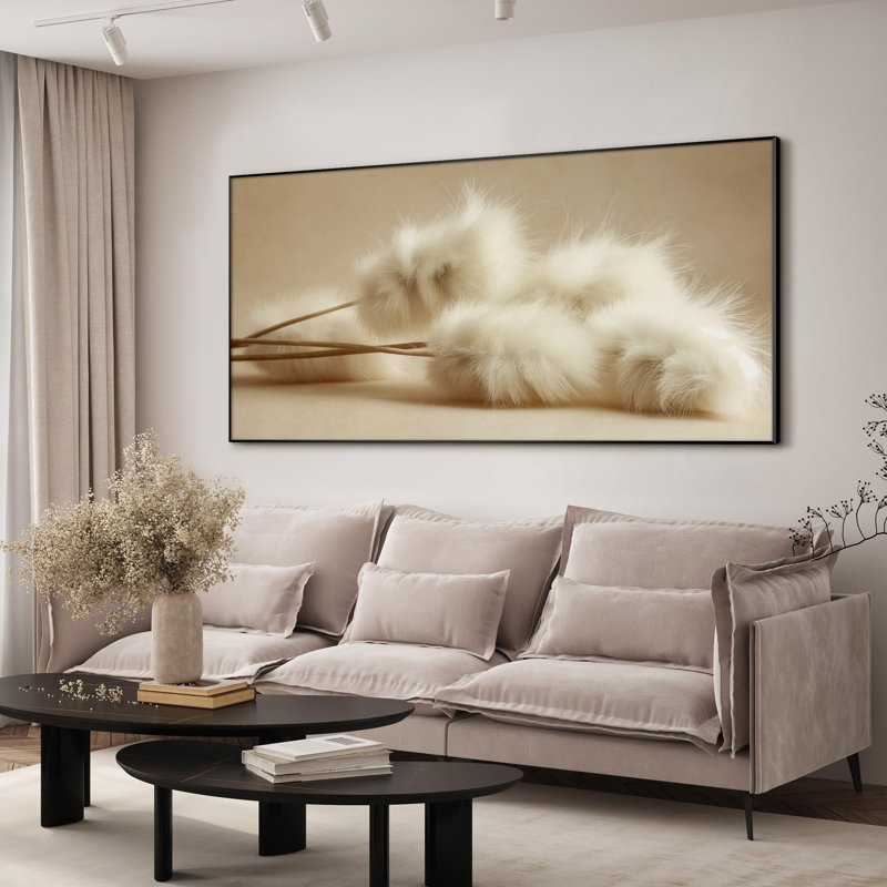 Reproduction d'art encadrée délicate de l'herbe de pampa délicate beige et crème dans le salon (assemblage de cadre requis)