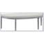 Banc rembourré capitonné beige clair Coastal avec pieds gris patiné, parfait pour ajouter de l'élégance et du confort à n'importe quelle pièce.