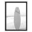 Illustration d'une petite planche de surf nautique noire et blanche sur une plage tropicale-101376328-101376332