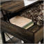 Table basse à plateau relevable de style industriel avec rangement dissimulé et tablette ouverte pour les espaces de vie modernes