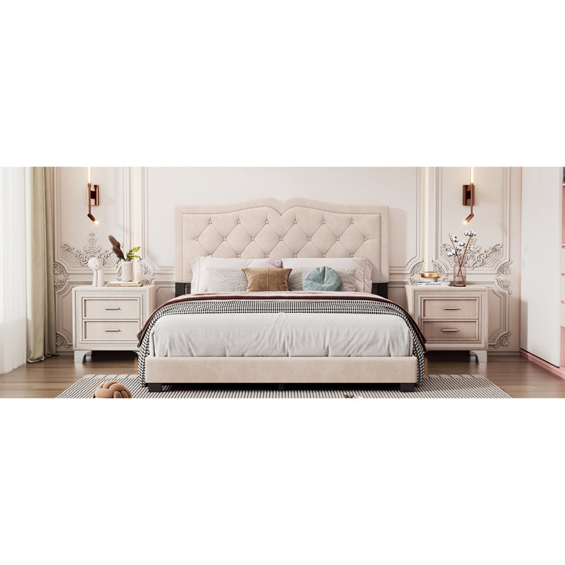 Lit moderne grand format, revêtu de velours beige avec tête de lit et rivets, et stable, velours de lit sans sommier, décoration, stable, nécessaire