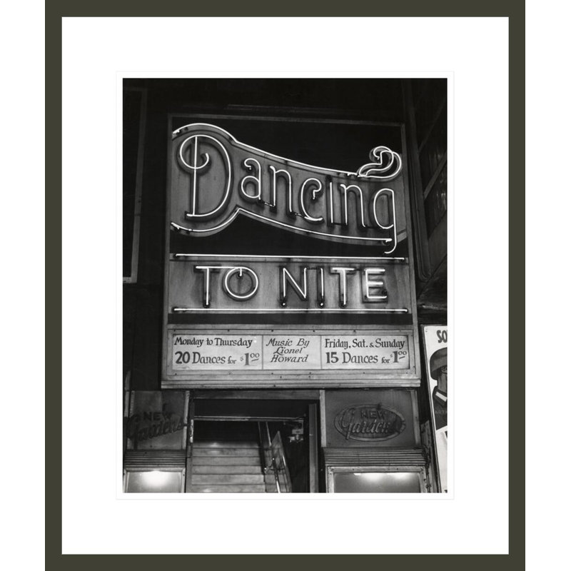 [Dancing To Nite New Gardens, Times Square, New York] par Weegee, impression giclée encadrée, H 21,09 po x l 17,75 po