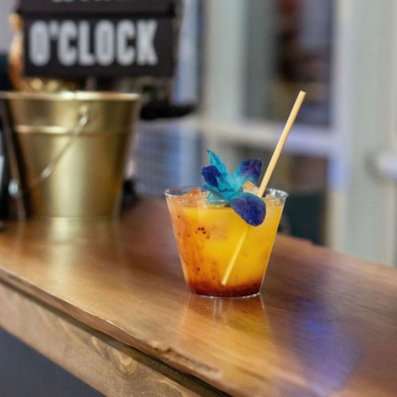Cocktail de blé buvant des pailles