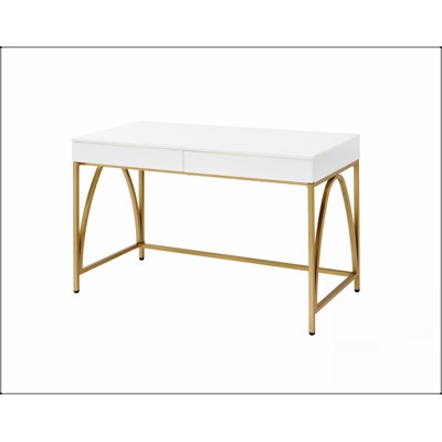 Bureau moderne blanc ultrabrillant avec tiroirs spacieux et pieds robustes en métal doré pour un bureau à domicile élégant