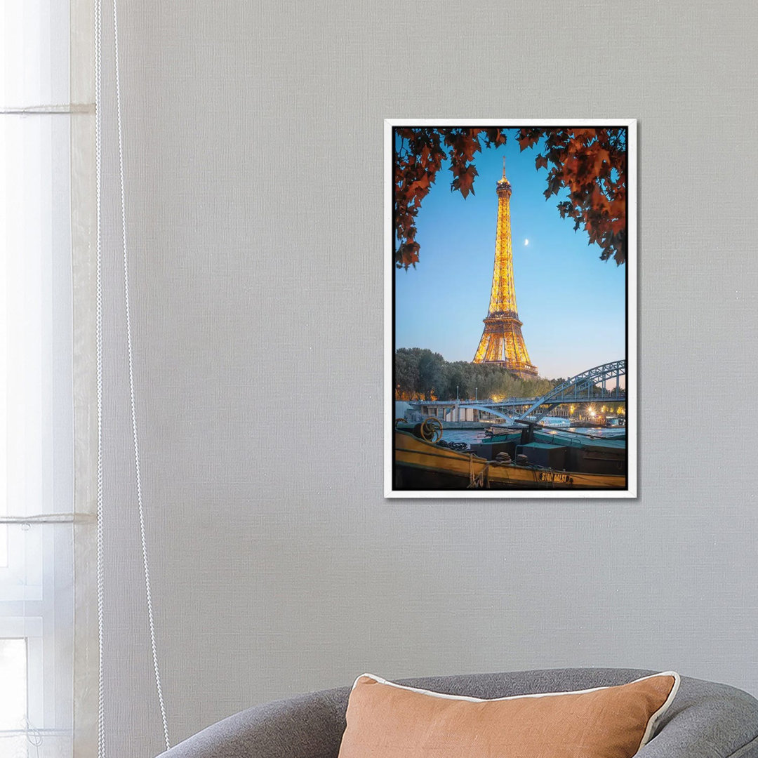 Eiffelturm Rot Natur In Paris von Philippe Manguin - Galerie-verpackte Leinwand Giclée