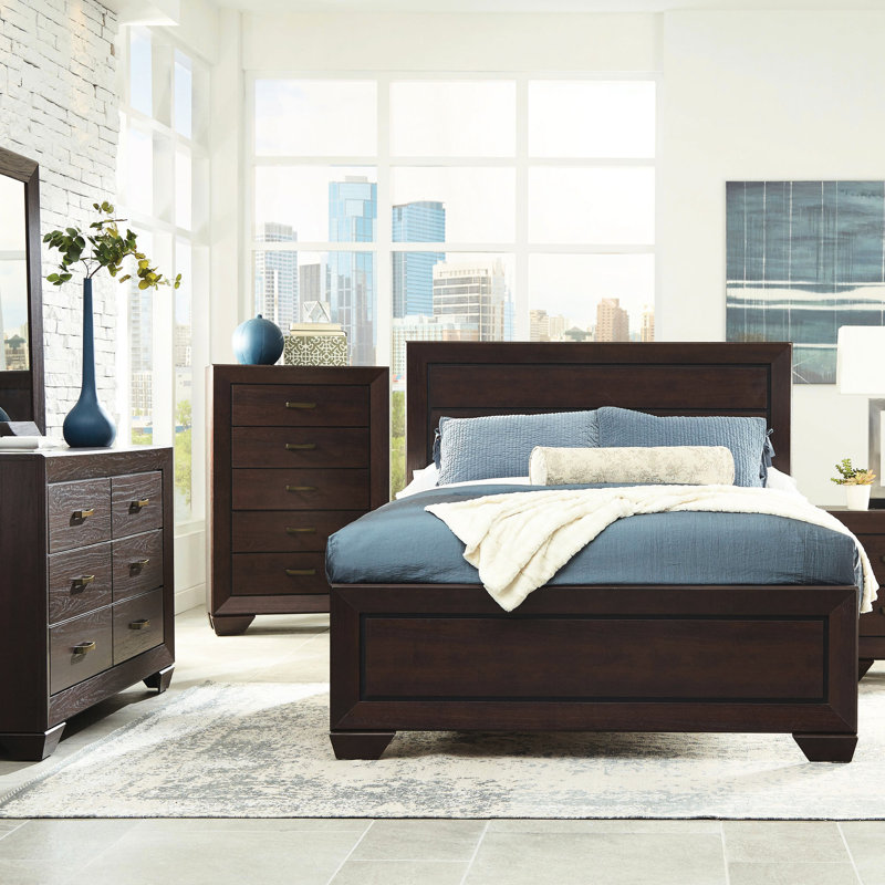 Grand lit à panneau foncé foncé, esthétique riche et saveur fraîche pour un style de chambre à coucher, atmosphère de décoration idéale