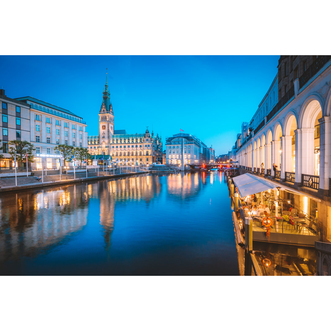 Hamburg Skyline von Bluejayphoto - Wrapped Canvas Photograph