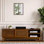 Meuble télé 59 po en rotin style Mid-Century pour téléviseur de 65 po, pieds en bois massif et portes coulissantes - salon