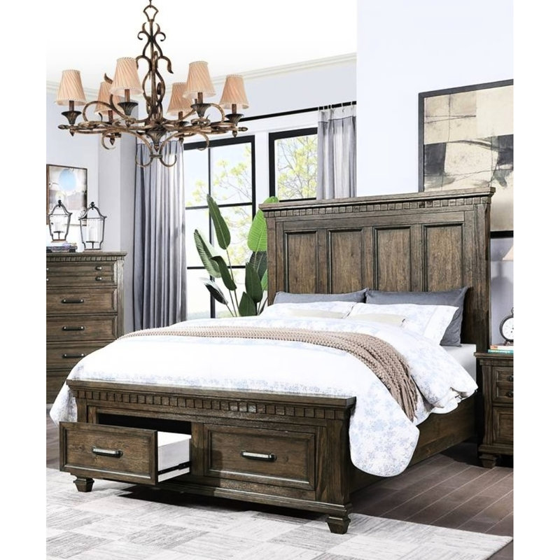 Très grand lit traditionnel avec tête de lit en tissu brun et tiroirs en bois pour la taille de la chambre à coucher