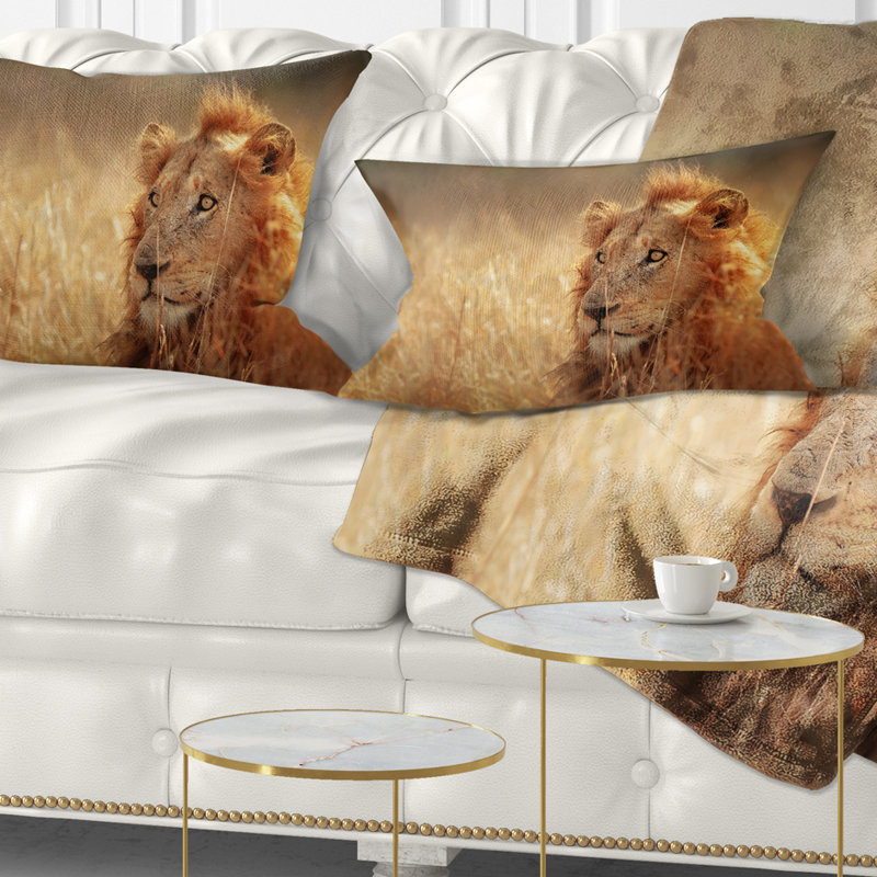 Lion relaxant dans une prairie - Coussin décoratif à imprimé animal