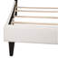 Élégant lit double en blanc s'harmonisant avec n'importe quel cadre blanc pour une utilisation durable